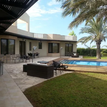 Wunderschoene-villa-mit-6-schlafzimmern-mit-pool Villa