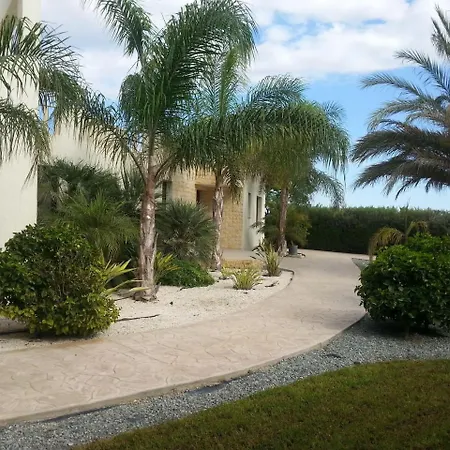 Wunderschoene-villa-mit-6-schlafzimmern-mit-pool Villa *