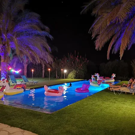 Wunderschoene-villa-mit-6-schlafzimmern-mit-pool