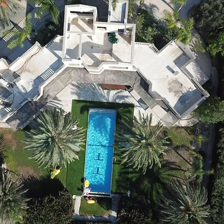 Wunderschoene-villa-mit-6-schlafzimmern-mit-pool Kiti