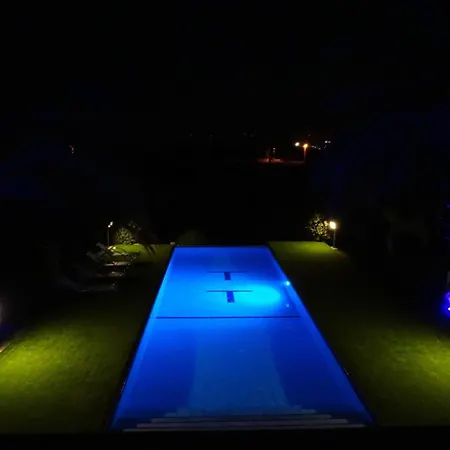 Wunderschoene-villa-mit-6-schlafzimmern-mit-pool Villa