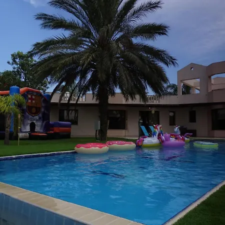 Wunderschoene-villa-mit-6-schlafzimmern-mit-pool