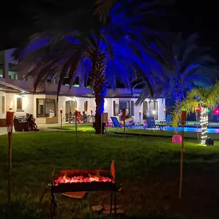 Wunderschoene-villa-mit-6-schlafzimmern-mit-pool Villa Kiti